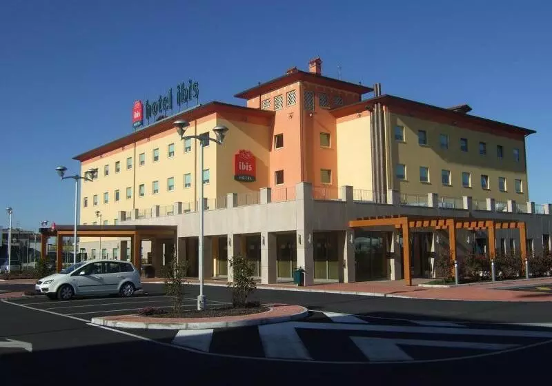 Отель Ibis Como