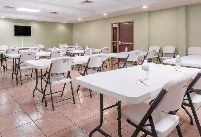 Отель Super 8 By Wyndham Rainsville