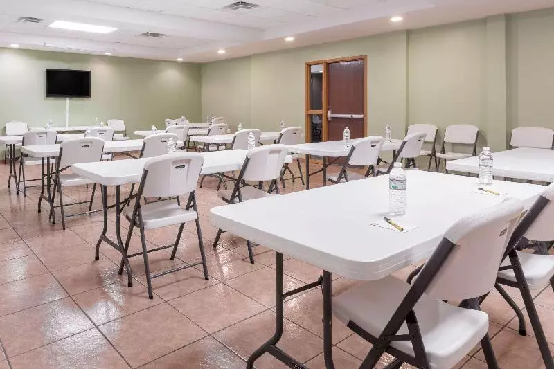 Отель Super 8 By Wyndham Rainsville