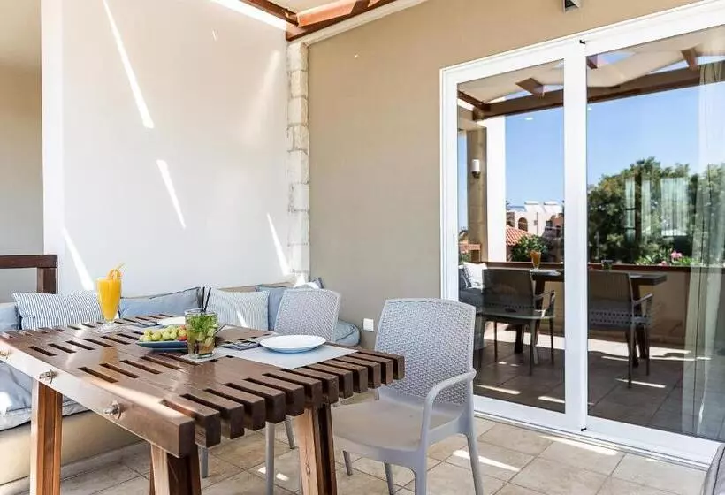 Kavos Hotel & Suites