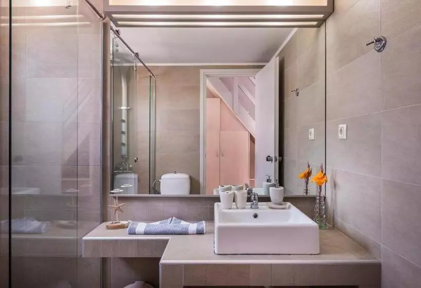 Kavos Hotel & Suites