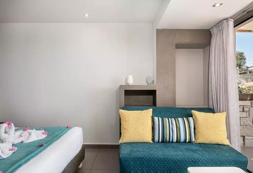 Kavos Hotel & Suites