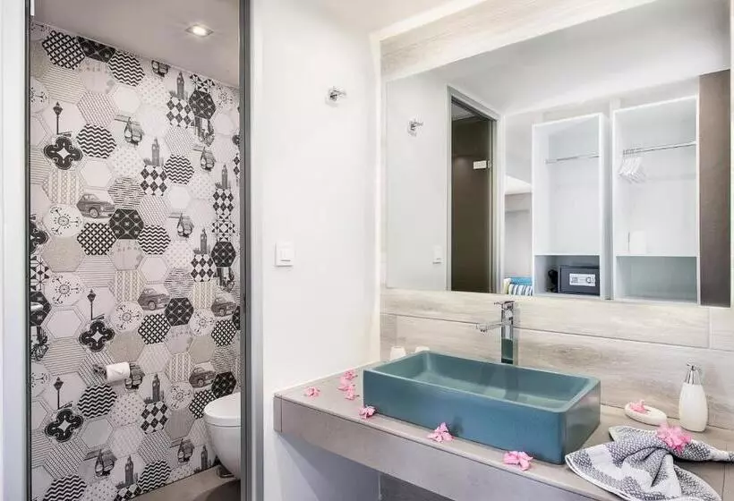 Kavos Hotel & Suites