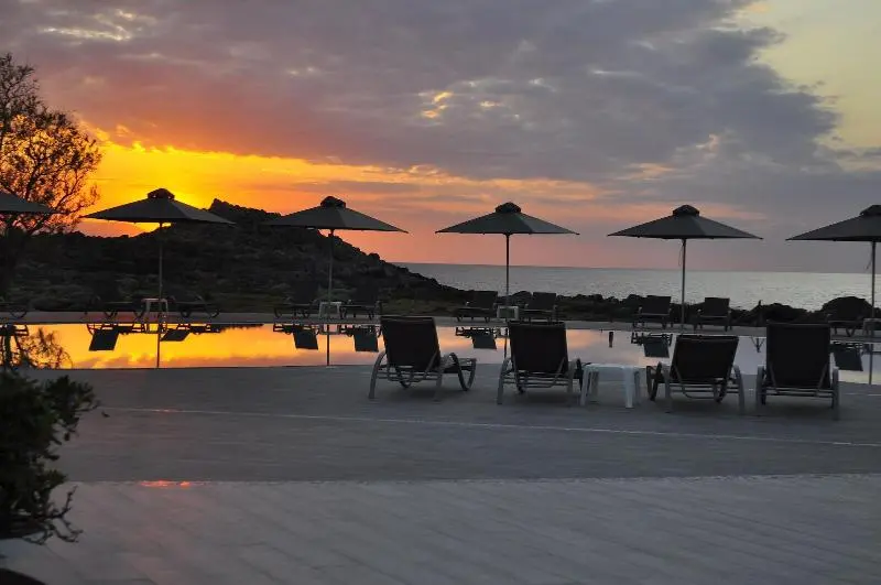 Kavos Hotel & Suites