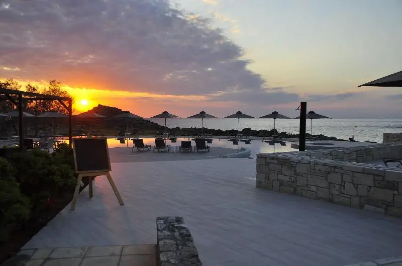 Kavos Hotel & Suites