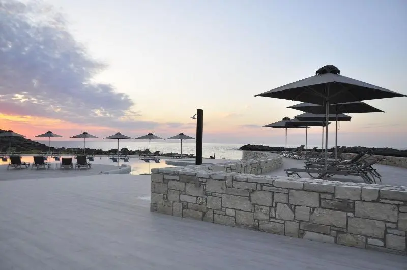 Kavos Hotel & Suites