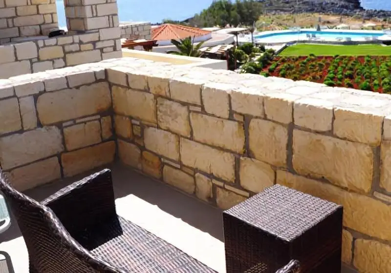 Kavos Hotel & Suites