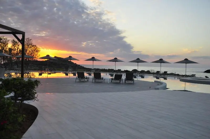 Kavos Hotel & Suites