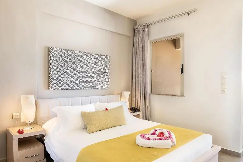 Kavos Hotel & Suites