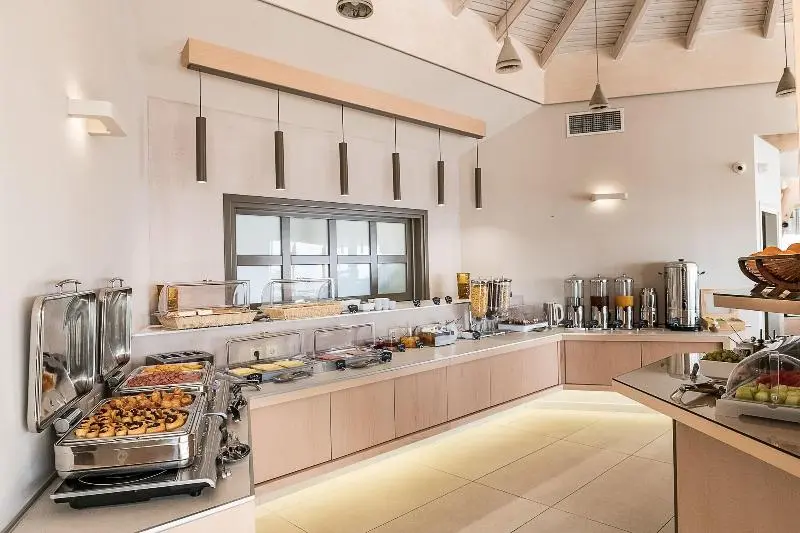 Kavos Hotel & Suites