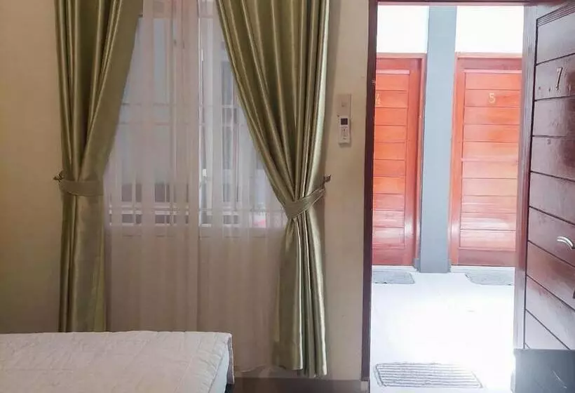 Hotelli Reddoorz Near Pantai Pandan Sibolga 2