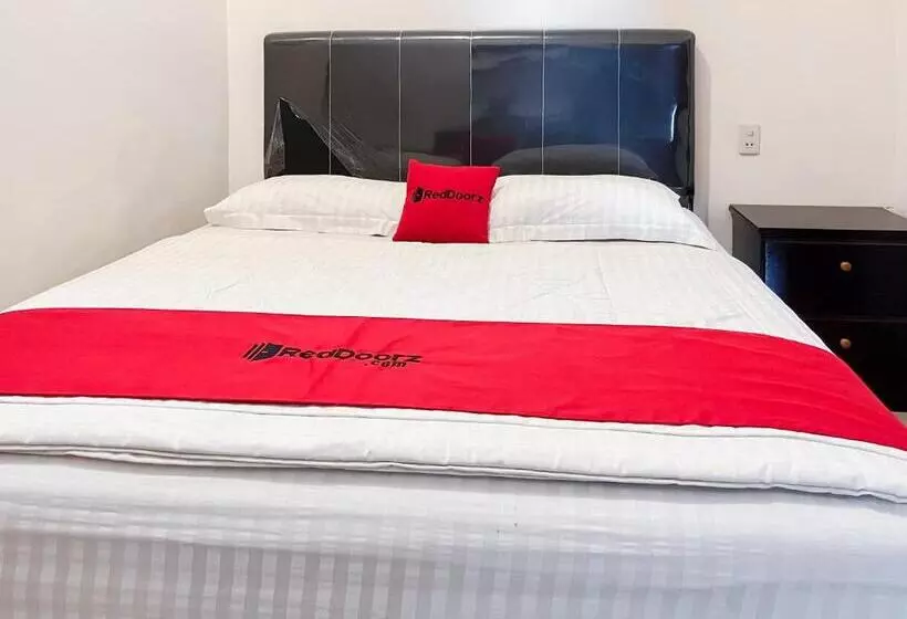 Hotelli Reddoorz Near Pantai Pandan Sibolga 2