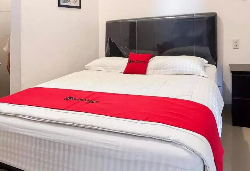 Hotelli Reddoorz Near Pantai Pandan Sibolga 2