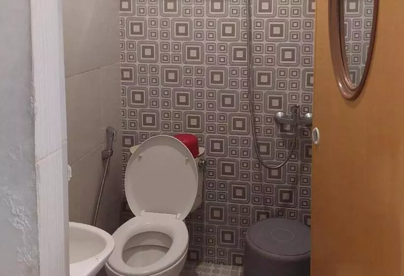 Hotelli Reddoorz Near Pantai Pandan Sibolga 2