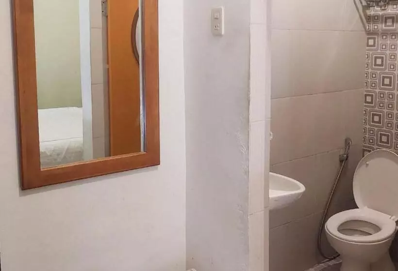 Hotelli Reddoorz Near Pantai Pandan Sibolga 2