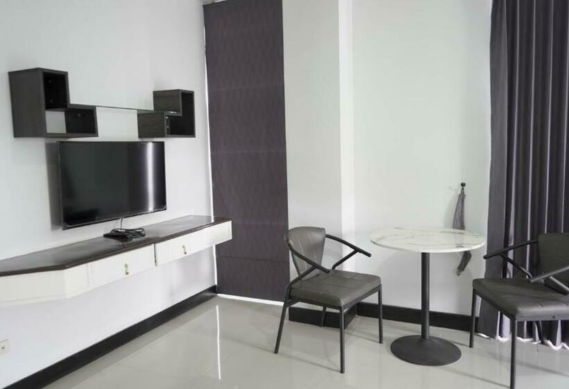 هتل Roomquest Nichada Isb International