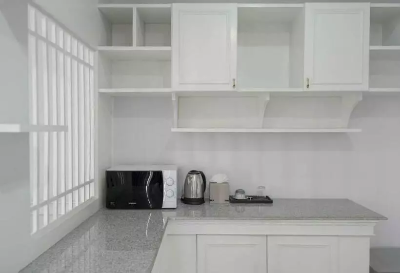 ホテル Roomquest Nichada Isb International