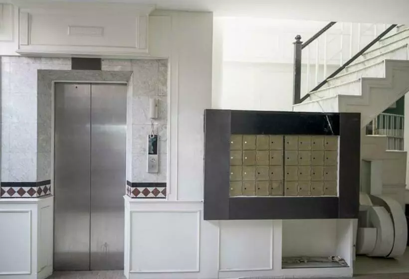 ホテル Roomquest Nichada Isb International