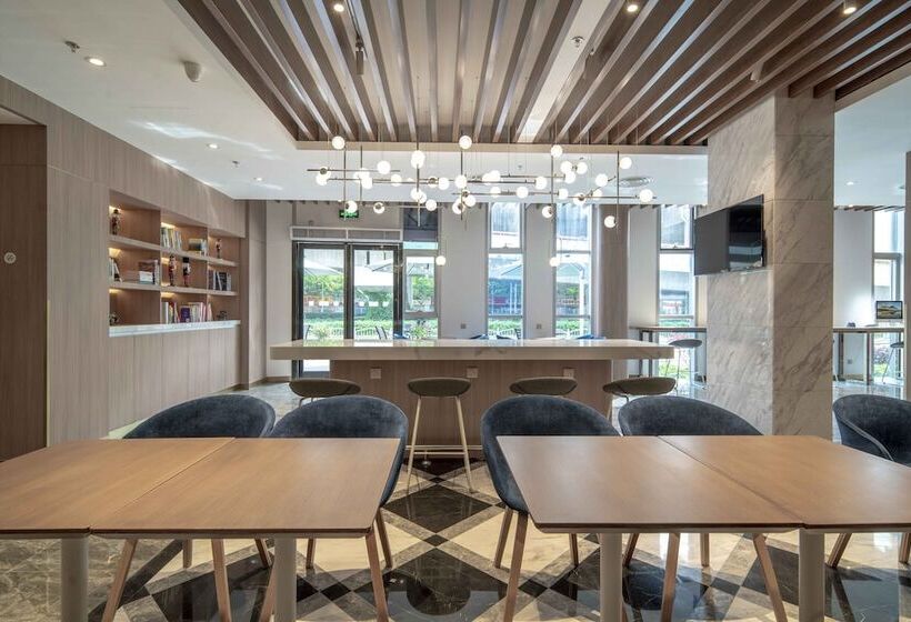 Otel Holiday Inn Express Shanghai Jinqiao Central, An Ihg