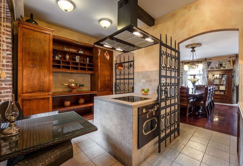 پانسیون Forza Lux Guest House