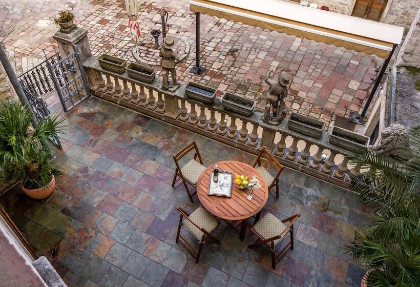 پانسیون Forza Lux Guest House