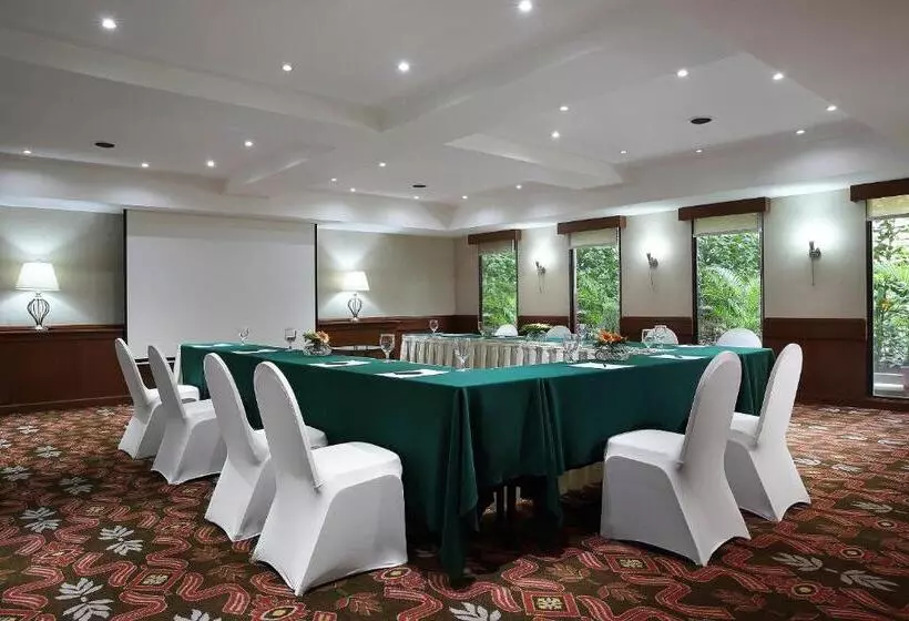 فندق Aryaduta Lippo Village