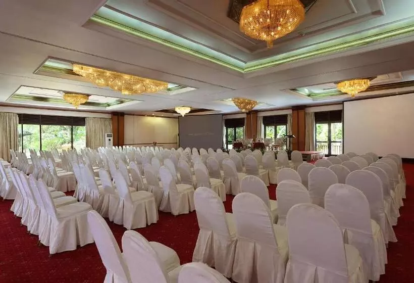 فندق Aryaduta Lippo Village