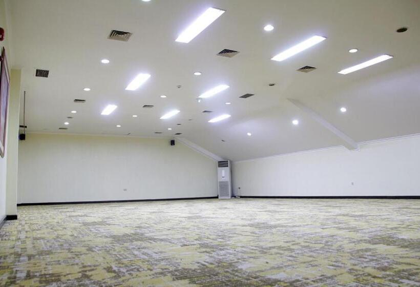 בית מלון כפרי Aryaduta Lippo Village