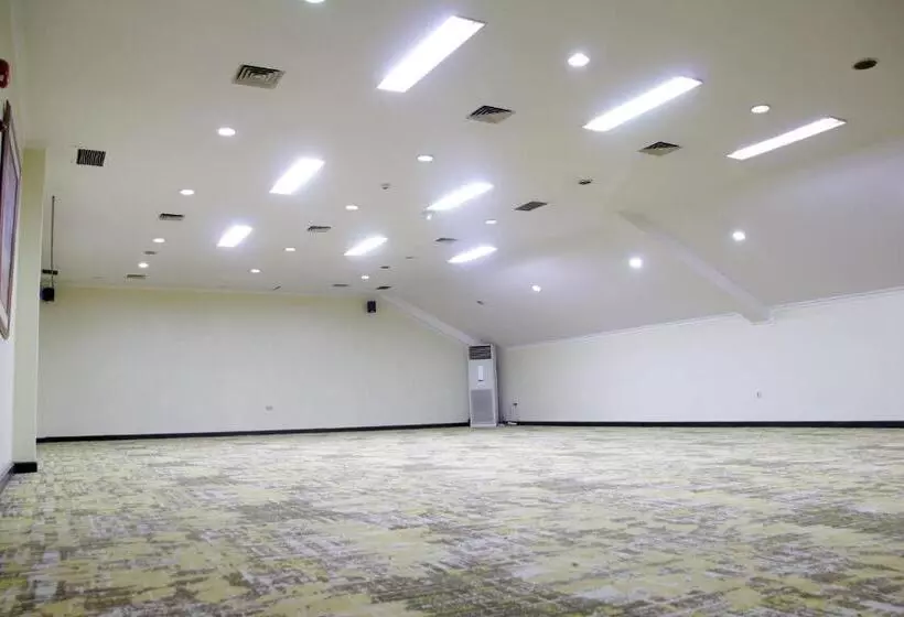 فندق Aryaduta Lippo Village