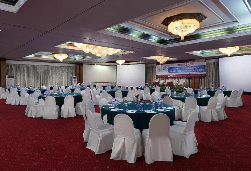 בית מלון כפרי Aryaduta Lippo Village