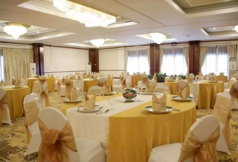 فندق Aryaduta Lippo Village