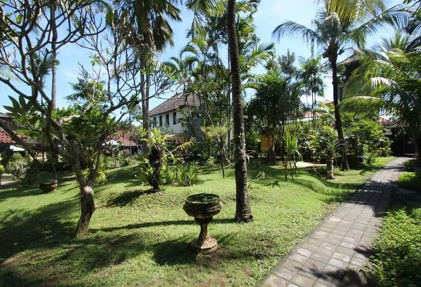 בית מלון כפרי Bakung Beach Resort