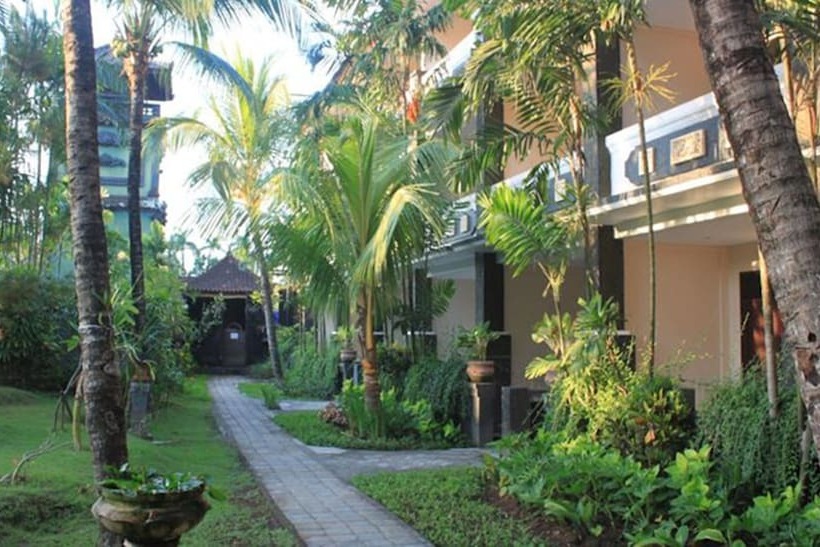 בית מלון כפרי Bakung Beach Resort