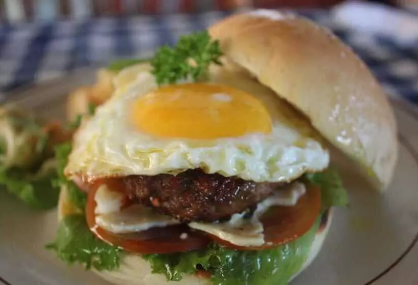 בית מלון כפרי Bakung Beach Resort