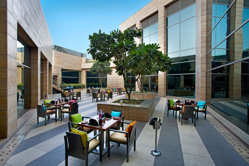 בית מלון כפרי Courtyard By Marriott Gurugram Downtown