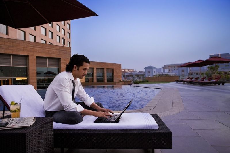 בית מלון כפרי Courtyard By Marriott Gurugram Downtown