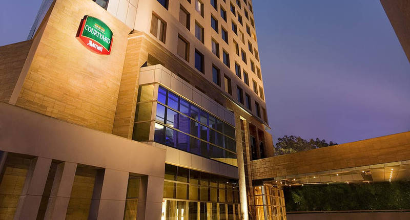 בית מלון כפרי Courtyard By Marriott Gurugram Downtown