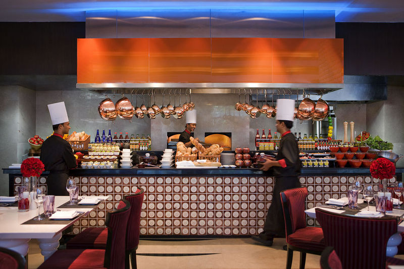 בית מלון כפרי Courtyard By Marriott Gurugram Downtown