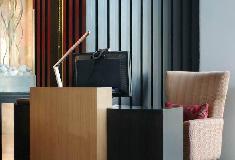 בית מלון כפרי Courtyard By Marriott Gurugram Downtown