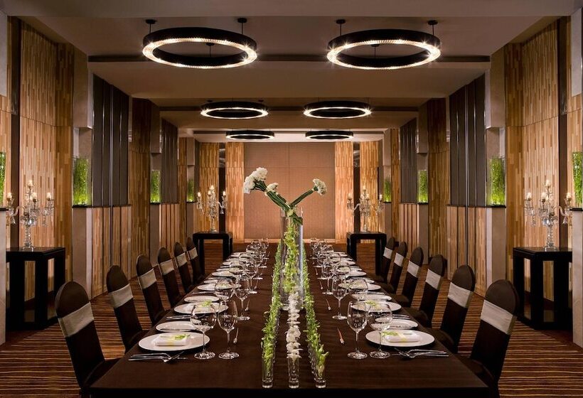 בית מלון כפרי Courtyard By Marriott Gurugram Downtown