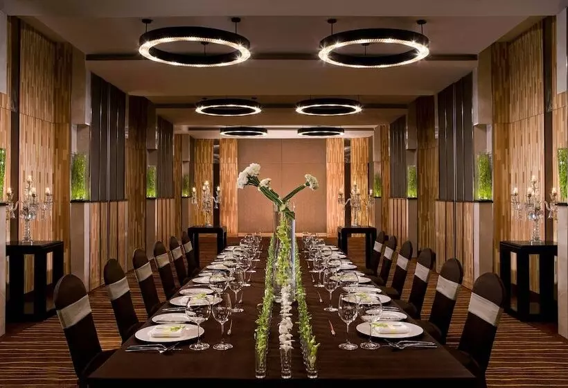 בית מלון כפרי Courtyard By Marriott Gurugram Downtown