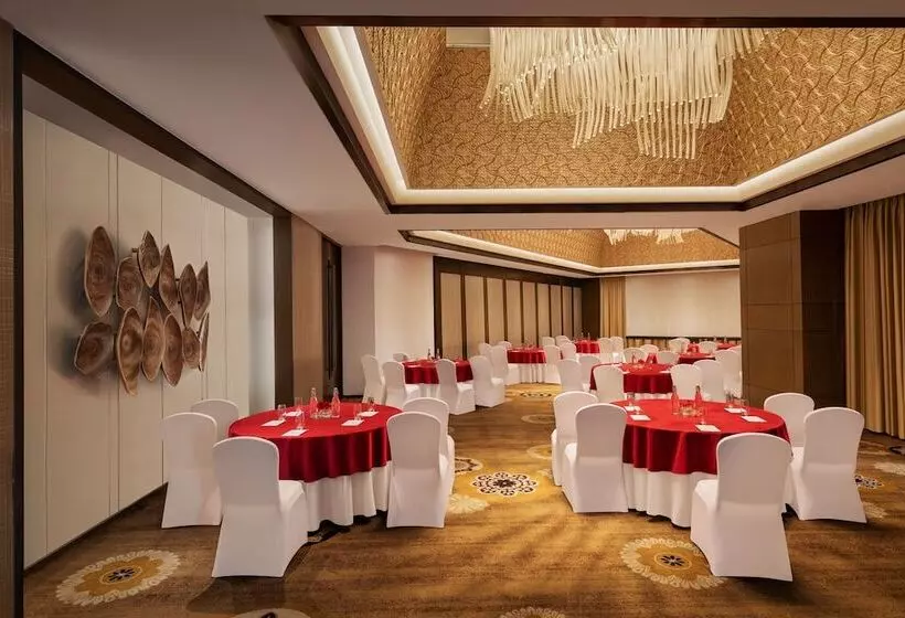 בית מלון כפרי Courtyard By Marriott Gurugram Downtown