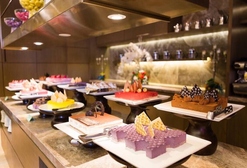 בית מלון כפרי Courtyard By Marriott Gurugram Downtown