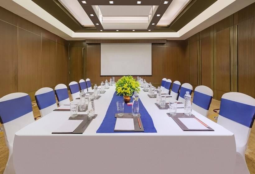 בית מלון כפרי Courtyard By Marriott Gurugram Downtown