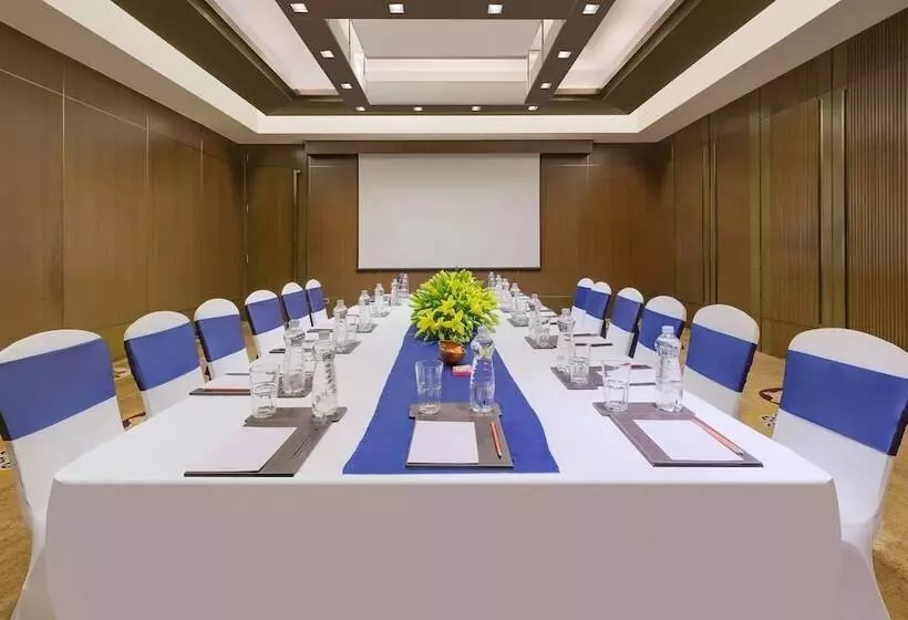 בית מלון כפרי Courtyard By Marriott Gurugram Downtown