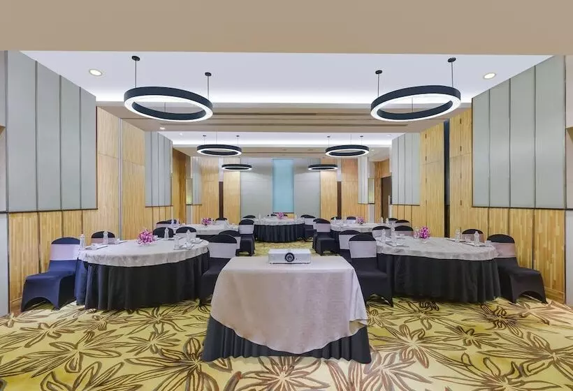 בית מלון כפרי Courtyard By Marriott Gurugram Downtown