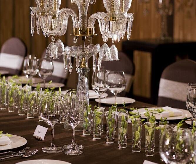 בית מלון כפרי Courtyard By Marriott Gurugram Downtown