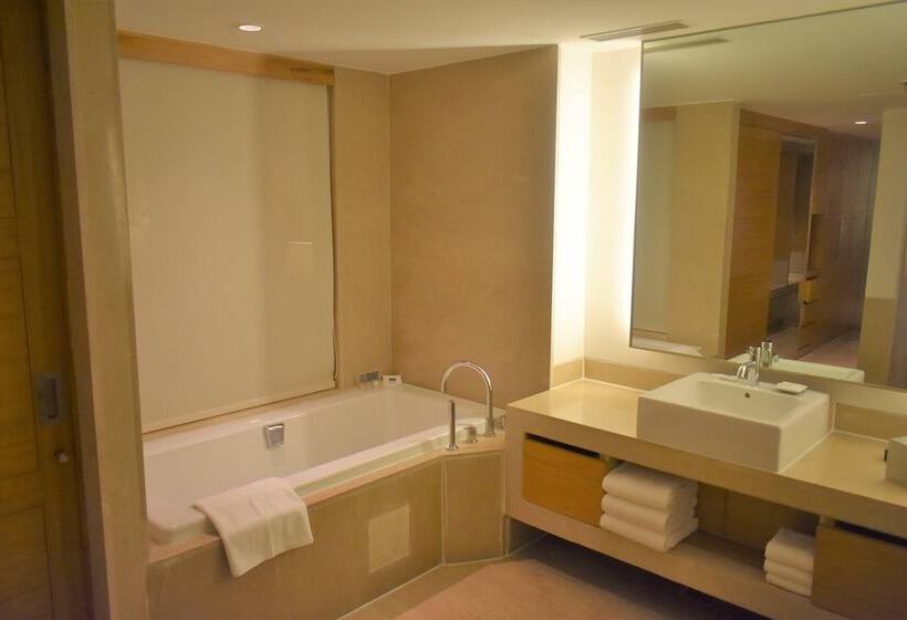 בית מלון כפרי Courtyard By Marriott Gurugram Downtown