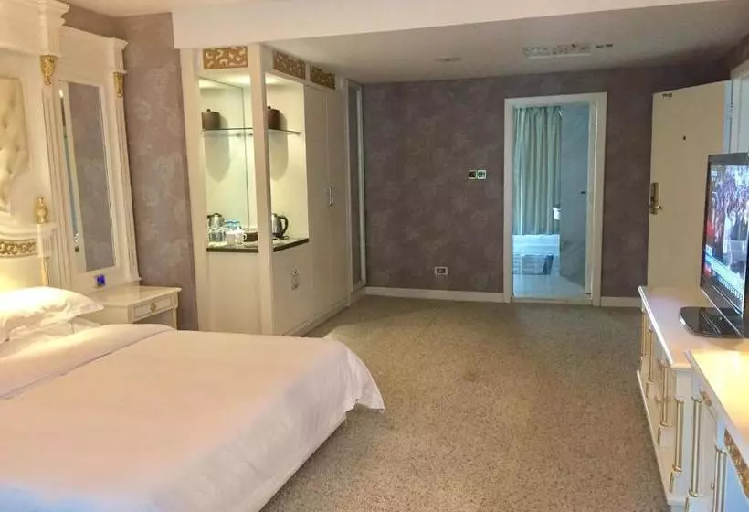 Hotel New West Street International