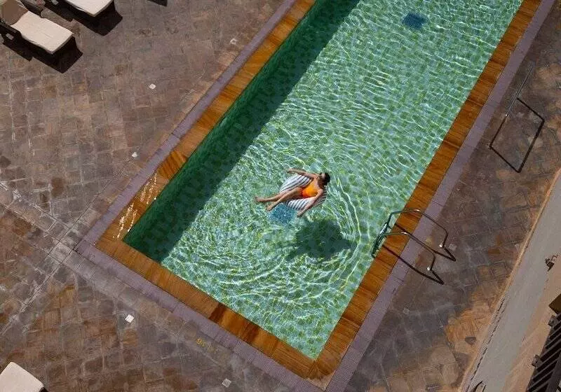 Traders Hotel, Abu Dhabi